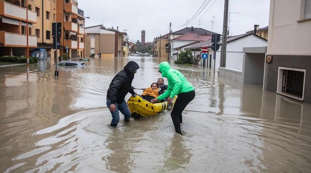 Al Menos Cinco Muertos Y Miles De Evacuados Por Las Inundaciones En