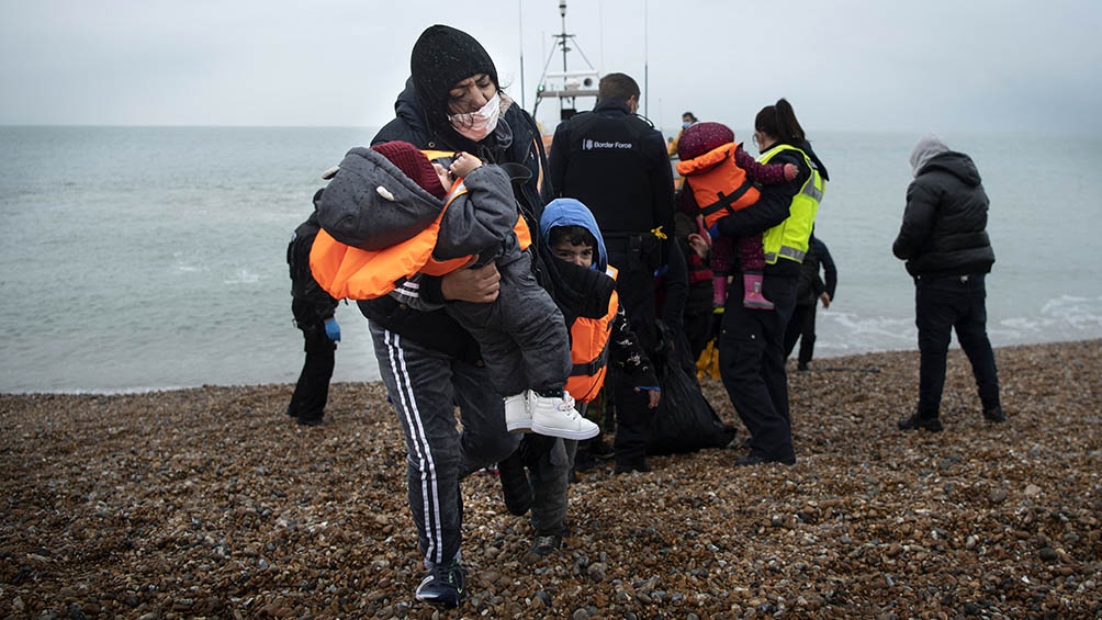 UK evaluates monitoring migrants with electronic bracelets