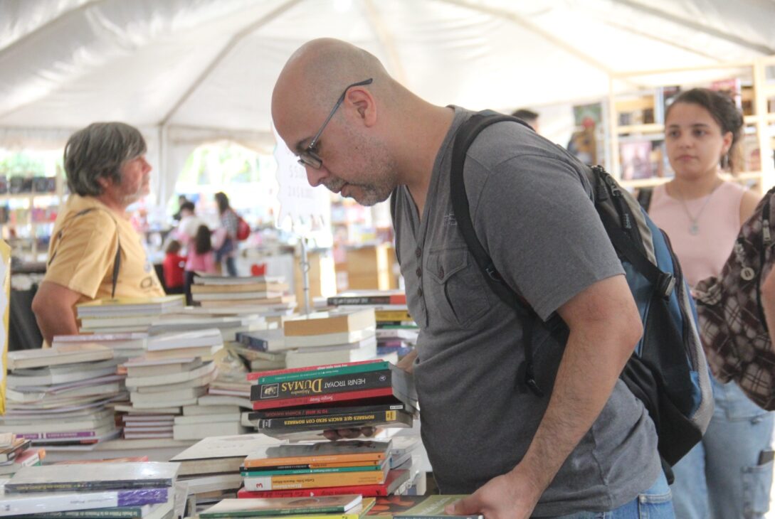 Miles de locales y turistas disfrutan la lectura en la Feria del Libro de  Posadas - Canal Doce Misiones