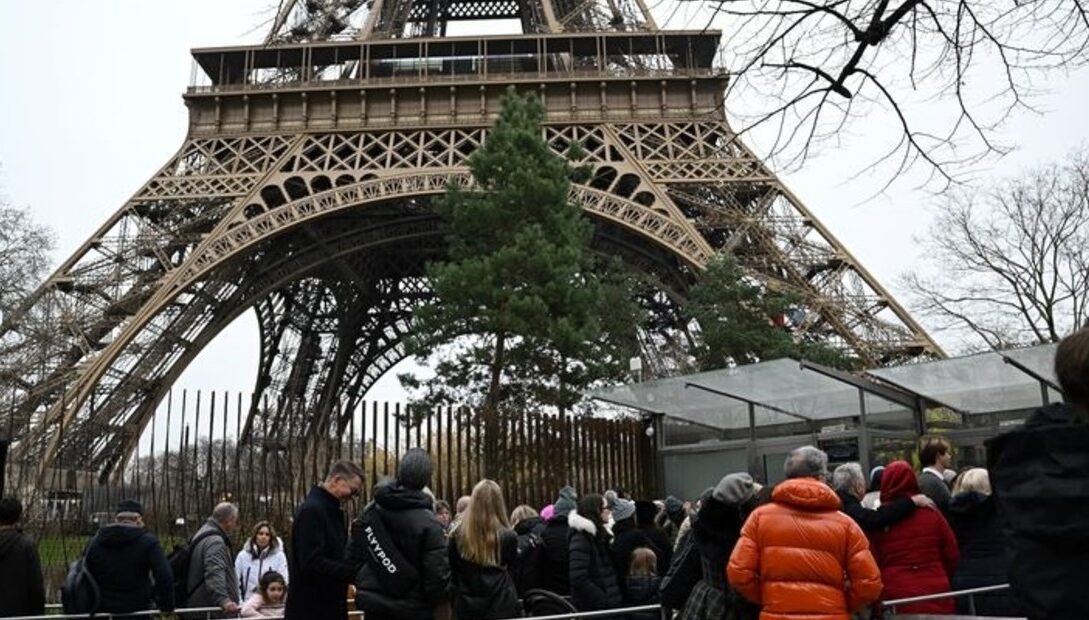 Susto en la torre Eiffel al evacuar a más de mil turistas: el motivo imagen-5