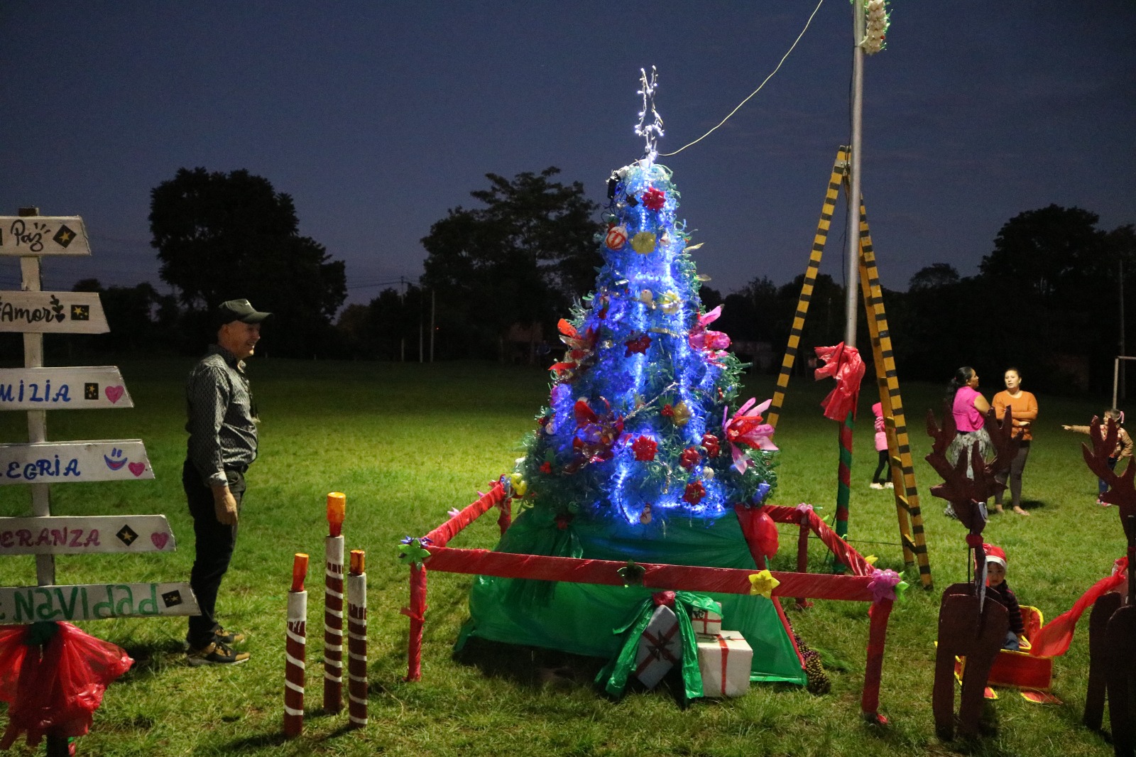 Oberá celebró la magia navideña con el encendido del árbol en el Centro Cívico imagen-13