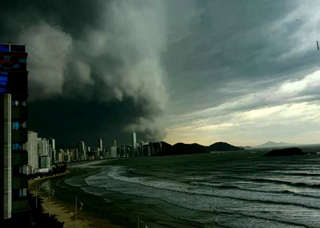 Pronostican intensas tormentas para el domingo en Florianópolis y toda la costa de Santa Catarina imagen-5