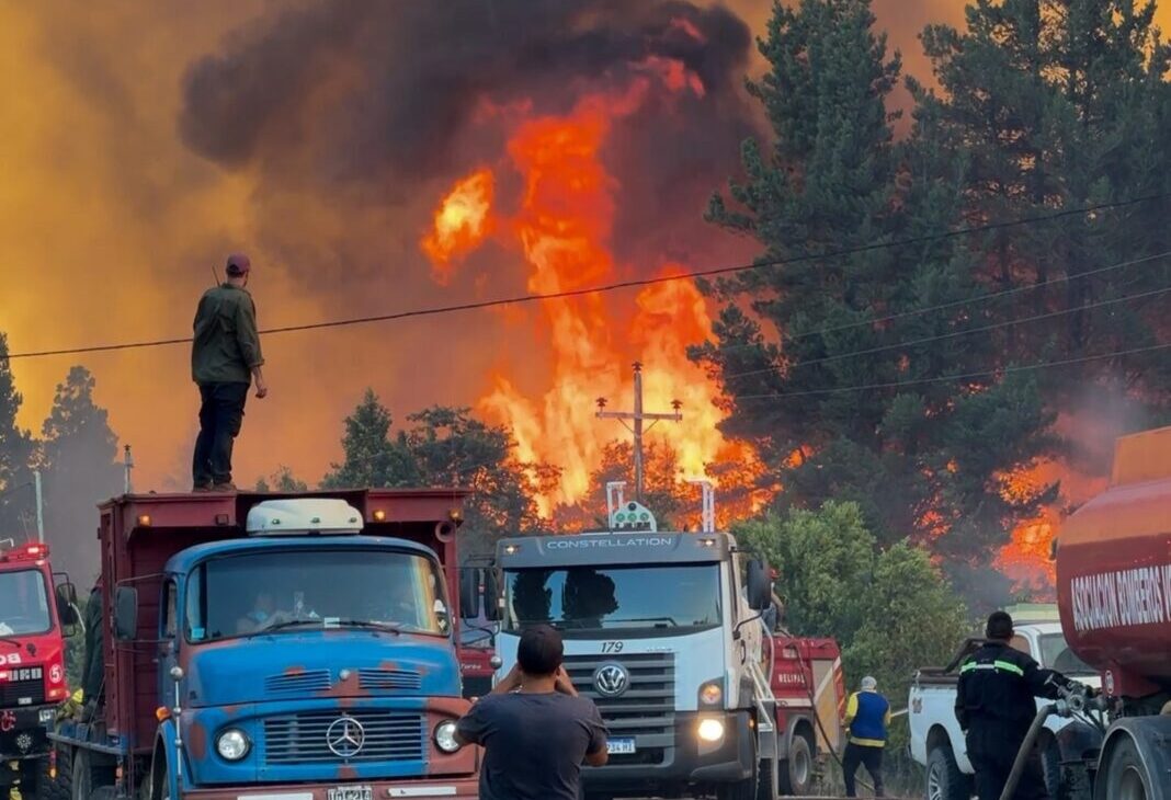 Se descontroló el incendio en El Bolsón: evacuaron a 700 familias imagen-6