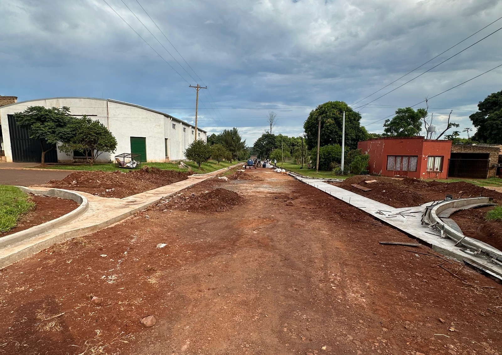 Vialidad realiza obras de cordón cuneta y badenes en Azara imagen-8