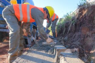 Vialidad realiza obras de cordón cuneta y badenes en Azara imagen-6