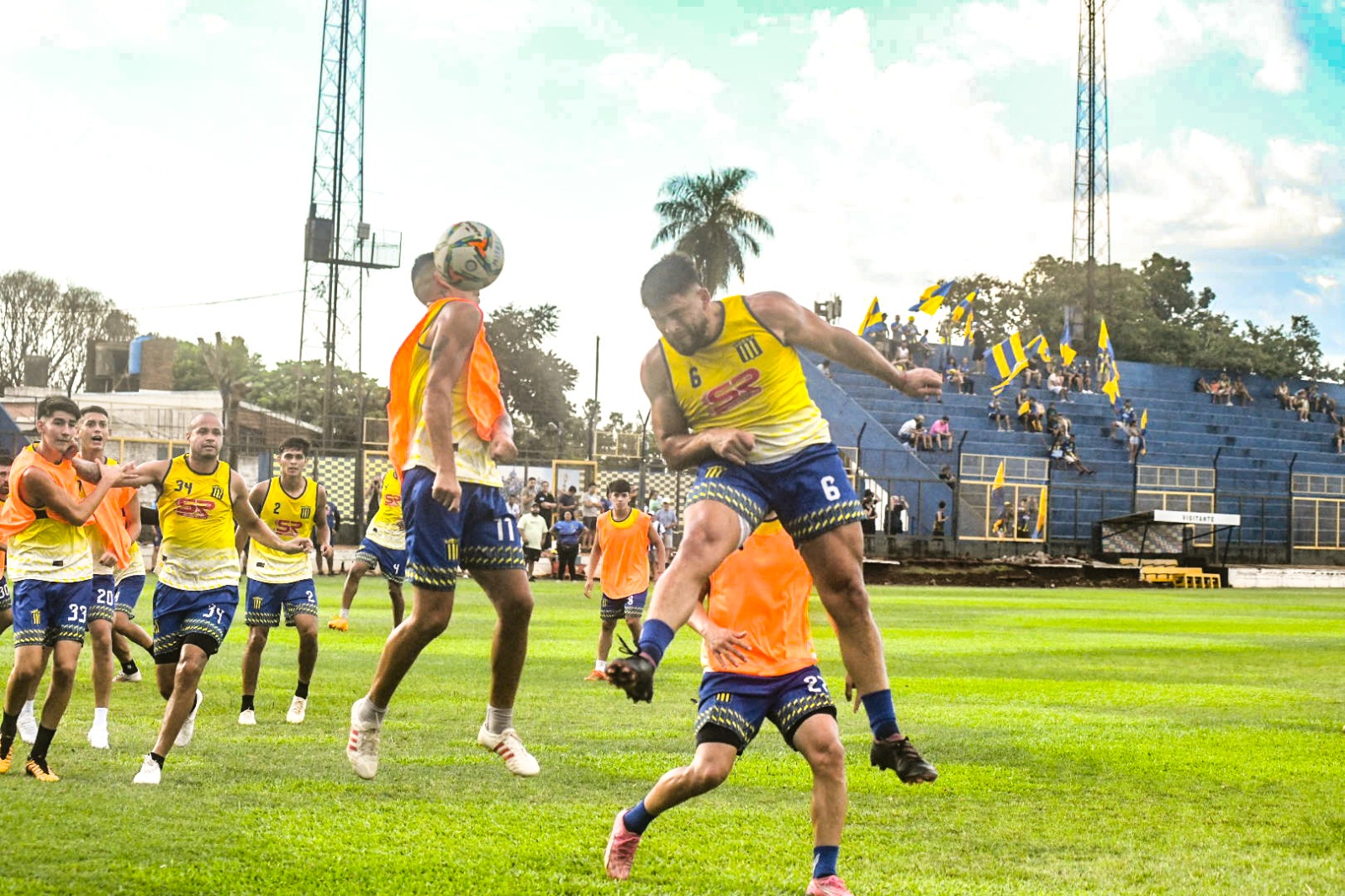 Mitre recibió el aliento de su hinchada con un banderazo histórico imagen-15