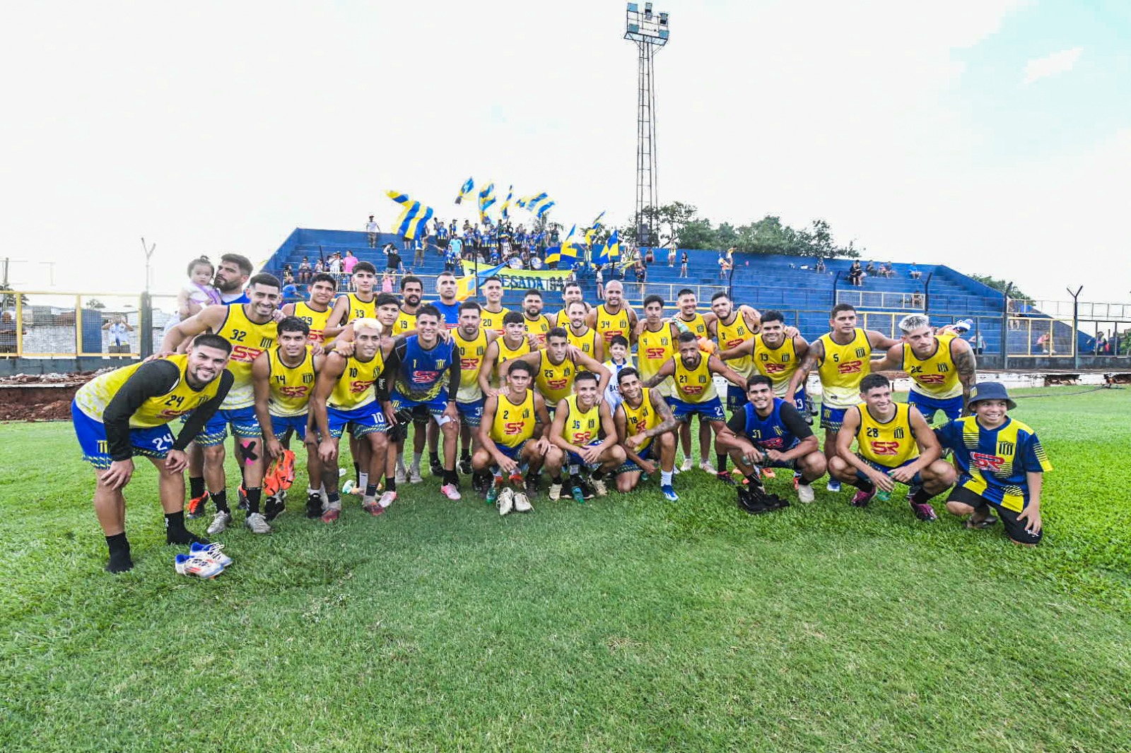 Mitre recibió el aliento de su hinchada con un banderazo histórico imagen-11