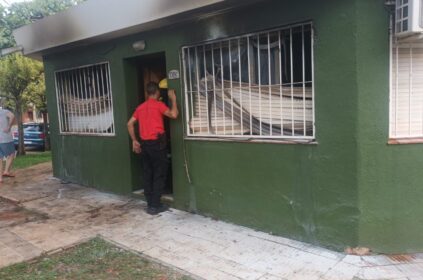 Policías socorrieron a una mujer tras incendiarse una casa en Posadas